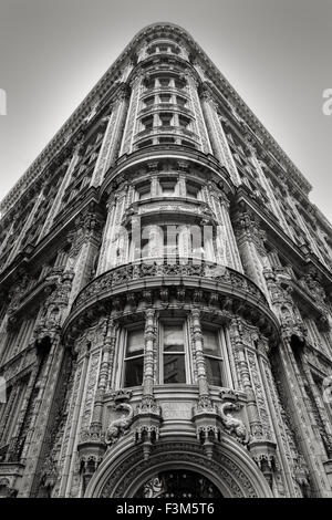 Magnifici ornamenti architettonici su un edificio sulla sua facciata nel cuore del centro cittadino di Manhattan. La città di New York Foto Stock