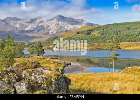 BEINN EIGHE DA SUL LOCH COULIN inizio autunno GLEN TORRIDON Highlands della Scozia Foto Stock