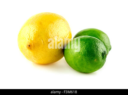 Limoni e limette due isolati in studio contro uno sfondo bianco Foto Stock