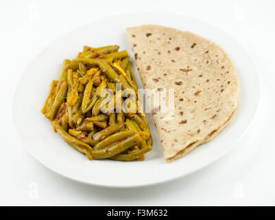 Semplice e tradizionale pasto indiano con roti e breen curry di fagioli Foto Stock