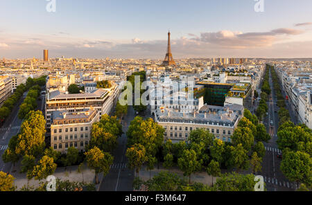 Parigi dal di sopra per la presentazione di tetti, la Torre Eiffel, Paris viali alberati con i loro edifici in stile Haussmann. Francia Foto Stock