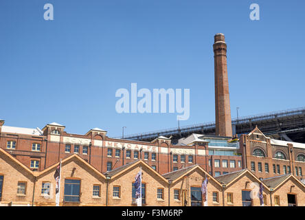 Mattone Vintage Metcalfe Bond edificio e camino con Sydney Harbour Bridge in background Foto Stock