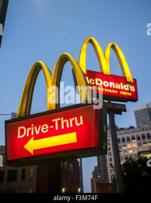 La 10th Avenue ristorante McDonald's a New York lunedì, 5 ottobre 2015. Il sito del ristorante fast food è stato acquisito dal relativo Cos. per una somma esclusive e il McDonald's, che è stata per decenni, si chiude. 65 dipendenti saranno licenziati entro la fine dell'anno. Il sito diventerà un altro grattacielo nel mega-Hudson Yards progetto. (© Richard B. Levine) Foto Stock