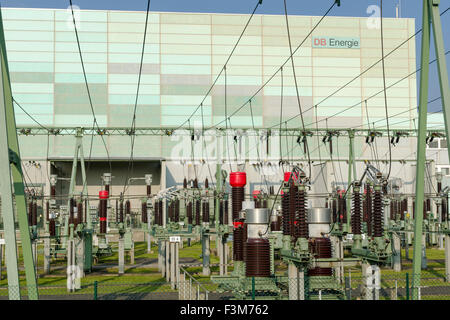 Dettagli di un impianto di alimentazione che fornisce l'energia elettrica per l'azienda ferroviaria tedesca 'Deutsche bahn' Foto Stock