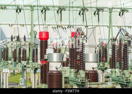 Dettagli di un impianto di alimentazione che fornisce l'energia elettrica per l'azienda ferroviaria tedesca 'Deutsche bahn' Foto Stock