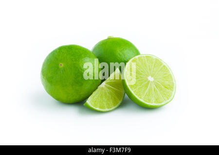 Limette fresche isolati su sfondo bianco Foto Stock