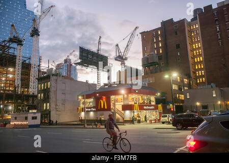 La 10th Avenue ristorante McDonald's a New York lunedì, 5 ottobre 2015. Il sito del ristorante fast food è stato acquisito dal relativo Cos. per una somma esclusive e il McDonald's, che è stata per decenni, si chiude. 65 dipendenti saranno licenziati entro la fine dell'anno. Il sito diventerà un altro grattacielo nel mega-Hudson Yards progetto. (© Richard B. Levine) Foto Stock