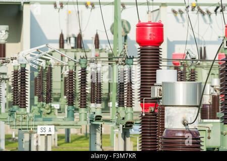 Dettagli di un impianto di alimentazione che fornisce l'energia elettrica per l'azienda ferroviaria tedesca 'Deutsche bahn' Foto Stock