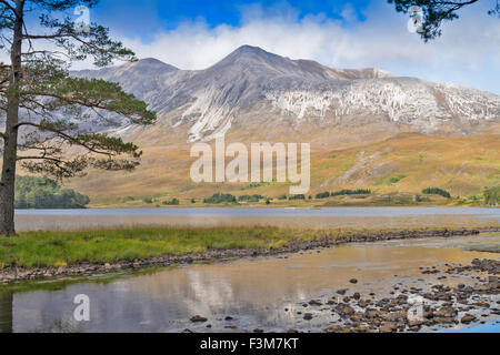 BEINN EIGHE IN AUTUNNO attraverso il fiume in Loch CLAIR GLEN TORRIDON Highlands della Scozia Foto Stock