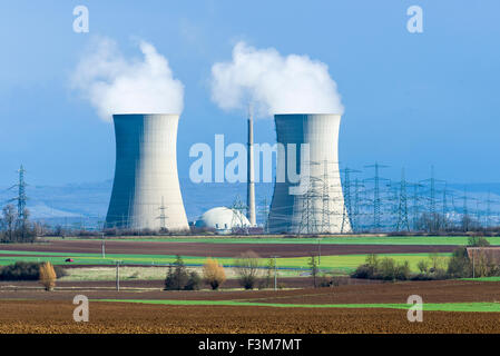 Il nucleare di Grafenrheinfeld powerplant è di vaporizzazione delle torri di raffreddamento contro le nuvole scure, situato in landsc agricoli Foto Stock