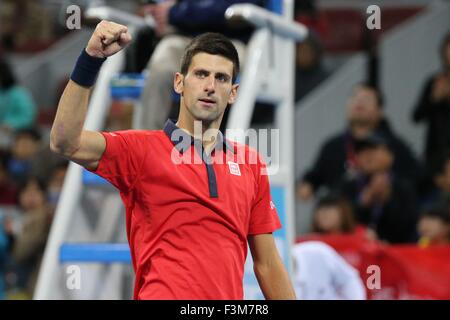 Pechino, Cina. 9 Ott, 2015. Novak Djokovic di Serbia celebra dopo la sconfitta di John Isner degli Stati Uniti durante i loro uomini singoli quarti al China Open Tennis Tournament a Pechino, in Cina, il 9 ottobre, 2015. Djokovic ha vinto 2-0. Credito: Xing Guangli/Xinhua/Alamy Live News Foto Stock