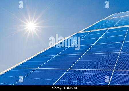 Photovoltaik pannelli solari contro il cielo blu e il sole luminoso Foto Stock