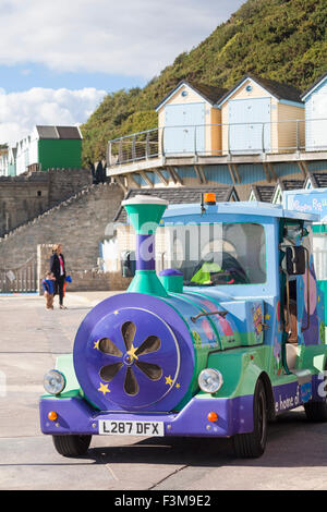 La casa di Peppa Pig world - Landtrain da cabine sulla spiaggia, sul lungomare ad Alum Chine, Bournemouth in Ottobre Foto Stock