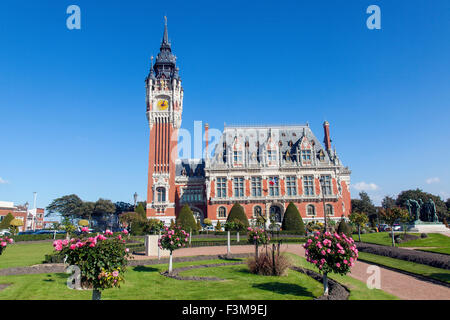 Calais , Francia , Hotel-de-Ville e giardini Foto Stock