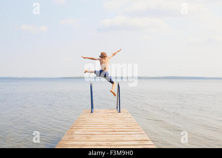 Jetty,Jumping,BOY,Lago Foto Stock