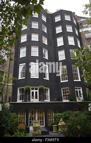 Il lusso di otto piani case cittadine Georgiane sulla vecchia strada Regina, affacciato su St James Park, Westminster, Londra, Regno Unito Foto Stock