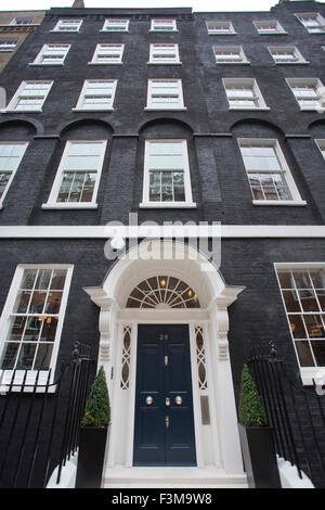 Il lusso di otto piani case cittadine Georgiane sulla vecchia strada Regina, affacciato su St James Park, Westminster, Londra, Regno Unito Foto Stock