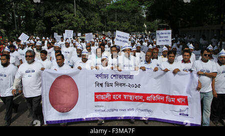 Dacca in Bangladesh. 9 Ott, 2015. Dacca in Bangladesh 09th ottobre : Bangladesh pollame il Consiglio industria ha fatto un rally sottolineando i vantaggi di uovo sul mondo delle uova al giorno a Dhaka il 9 ottobre 2015.Le celebrazioni a livello globale sono in posizione per il ventesimo anno di mondo giorno d'uovo, il 9 ottobre 2015. Istituito dall'Uovo Internazionale Commissione nel 1996 World Egg Day è stato creato per promuovere il meraviglioso uovo a livello internazionale. © Zakir Hossain Chowdhury/ZUMA filo/Alamy Live News Foto Stock