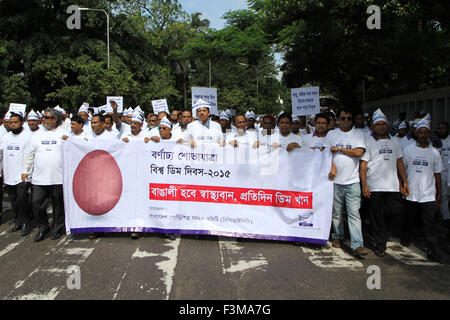 Dacca in Bangladesh. 9 Ott, 2015. Dacca in Bangladesh 09th ottobre : Bangladesh pollame il Consiglio industria ha fatto un rally sottolineando i vantaggi di uovo sul mondo delle uova al giorno a Dhaka il 9 ottobre 2015.Le celebrazioni a livello globale sono in posizione per il ventesimo anno di mondo giorno d'uovo, il 9 ottobre 2015. Istituito dall'Uovo Internazionale Commissione nel 1996 World Egg Day è stato creato per promuovere il meraviglioso uovo a livello internazionale. © Zakir Hossain Chowdhury/ZUMA filo/Alamy Live News Foto Stock