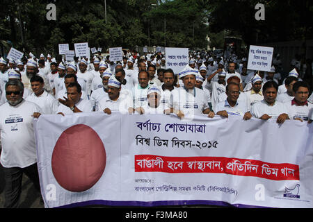 Dacca in Bangladesh. 9 Ott, 2015. Dacca in Bangladesh 09th ottobre : Bangladesh pollame il Consiglio industria ha fatto un rally sottolineando i vantaggi di uovo sul mondo delle uova al giorno a Dhaka il 9 ottobre 2015.Le celebrazioni a livello globale sono in posizione per il ventesimo anno di mondo giorno d'uovo, il 9 ottobre 2015. Istituito dall'Uovo Internazionale Commissione nel 1996 World Egg Day è stato creato per promuovere il meraviglioso uovo a livello internazionale. © Zakir Hossain Chowdhury/ZUMA filo/Alamy Live News Foto Stock