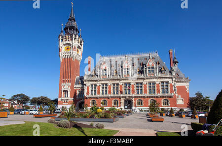 Calais , Francia , Hotel-de-Ville e giardini Foto Stock