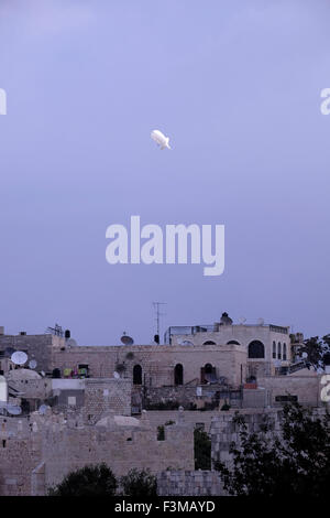 Una sorveglianza di polizia palloncino volare oltre il Quartiere Musulmano nella città vecchia di Gerusalemme Est Israele Foto Stock