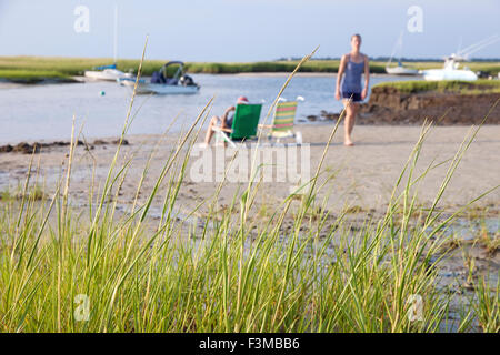 La donna a piedi dal suo compagno sulla spiaggia Foto Stock