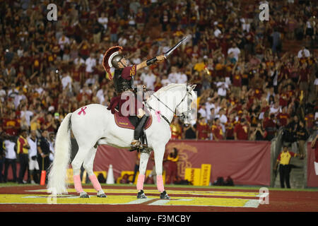 Los Angeles, CA, US, STATI UNITI D'AMERICA. 8 Ott, 2015. 8 ottobre 2015: la mascotte di Troia Traveler rende il suo aspetto usuale all'inizio del quarto trimestre nel gioco tra il Washington Huskies e l'USC Trojans, il Colosseo a Los Angeles, CA. Fotografo: Pietro Joneleit per filo di Zuma Servizio © Peter Joneleit/ZUMA filo/Alamy Live News Foto Stock