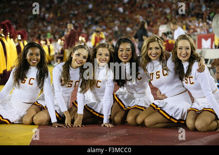 Los Angeles, CA, US, STATI UNITI D'AMERICA. 8 Ott, 2015. 8 ottobre 2015: USC canzone ragazze pos per una foto prima che il loro tempo di emisaturazione prestazioni di gioco tra il Washington Huskies e l'USC Trojans, il Colosseo a Los Angeles, CA. Fotografo: Pietro Joneleit per filo di Zuma Servizio © Peter Joneleit/ZUMA filo/Alamy Live News Foto Stock