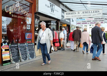 Una scena di strada di acquirenti sulla principale via dello shopping sfilate di Liverpool, Liverpool, Merseyside, Regno Unito Foto Stock