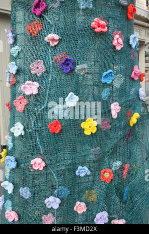 Un albero avvolto in lana in Wesley Street, Southport, Merseyside, Regno Unito Foto Stock