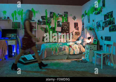 Londra, Regno Unito. 07/10/2015. Jon Rafman e Daniel Lopatin set cinematografico per Sticky dramma, 2015. Jon Rafman installazioni artistiche presso la collezione Zabludowicz dal 8 Ottobre al 20 dicembre 2015. Ispirato da video giochi e azione dal vivo il gioco di ruolo (LARP), artista canadese Jon Rafman ha trasformato gli spazi della Zabludowicz raccolta in un giocoso serie di nuove installazioni che di immergere il visitatore nel suo video e opere scultoree. Foto Stock