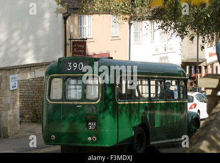 Stamford, Regno Unito. 9 ottobre 2015. Il cielo blu e un autobus d'epoca in un giorno fuori, Guy offerte usato una società locale in Peterborough Perkins P6 il motore 26 posti che è stato fornito al paese di Londra Bues prima regisitered nel 1953, Wolf e Leopard motore del 1930 perkins messo sulla mappa. Credito: Clifford Norton/Alamy Live News Foto Stock