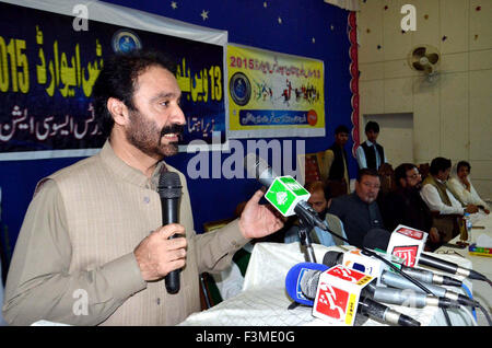 Il Ministro provinciale di sport, Mujeeb-ur-rehman Hasni rivolgendosi ai partecipanti durante la cerimonia in occasione della XIII Balochistan sports Award eve, a Quetta su Venerdì, Ottobre 09, 2015. Foto Stock