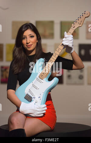 Londra, Regno Unito. 24/09/2015. Un Sotheby's dipendente detiene Eric Clapton la chitarra, un custom made Feder Stratocaster, che è venduto dall'artista per la carità in Rock & Pop vendita, est. GBP 15000-25000. Premere Anteprima di una mostra di oltre 650 opere da Sotheby's imminente Rock & Pop (29 Settembre), stampe e multipli (29 settembre) e realizzato in Gran Bretagna (30 Settembre) vendite. Foto Stock