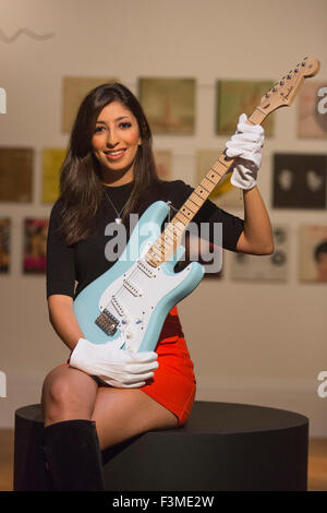 Londra, Regno Unito. 24/09/2015. Un Sotheby's dipendente detiene Eric Clapton la chitarra, un custom made Feder Stratocaster, che è venduto dall'artista per la carità in Rock & Pop vendita, est. GBP 15000-25000. Premere Anteprima di una mostra di oltre 650 opere da Sotheby's imminente Rock & Pop (29 Settembre), stampe e multipli (29 settembre) e realizzato in Gran Bretagna (30 Settembre) vendite. Foto Stock