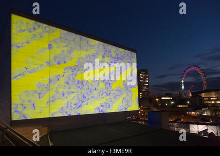 Londra, Regno Unito. 22/09/2015. Spartiacque video installazione da New York-basato artista Anita Glesta sul Lyttelton Flytower del Teatro Nazionale. Portato a Londra da totalmente Thames 2015, il video di progetti di installazione di vivide immagini di Pirarucu, un pesce amazonian, sulla costruzione e affronta il cambiamento climatico globale. Spartiacque saranno visualizzabili dal 22 al 27 Settembre 2015 da 7pm - 11 pm. Foto: Bettina Strenske Foto Stock