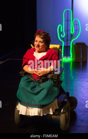 Nella foto: Caroline Bowditch. Caroline Bowditch 'cadere in amore con Frida" esplora la vita, ama e l eredità di artisti disabili Frida Kahlo a Lilian Baylis Studio/Sadler's Wells il 5-6 ottobre 2015. Eseguite da Caroline Bowditch, Welly O'Brien, Nicole Guarino e Yvonne ceppo (interprete del linguaggio dei segni). Foto Stock