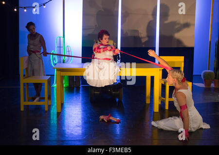 L-R: Nicole Guarino, Caroline Bowditch e Welly O'Brien. Caroline Bowditch 'cadere in amore con Frida" esplora la vita, ama e l eredità di artisti disabili Frida Kahlo a Lilian Baylis Studio/Sadler's Wells il 5-6 ottobre 2015. Eseguite da Caroline Bowditch, Welly O'Brien, Nicole Guarino e Yvonne ceppo (interprete del linguaggio dei segni). Foto Stock