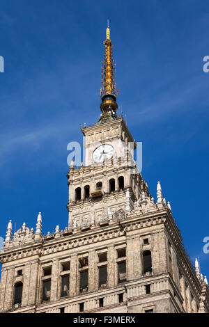 Close-up del clock e la guglia del palazzo della cultura e della scienza (Pałac Kultury i Nauki) a Varsavia, Polonia Foto Stock