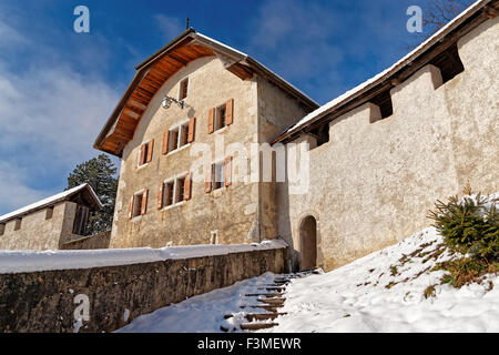 Le pareti intorno a un famoso castello medievale di Gruyeres in Svizzera. Si tratta di un patrimonio svizzero sito di importanza nazionale Foto Stock