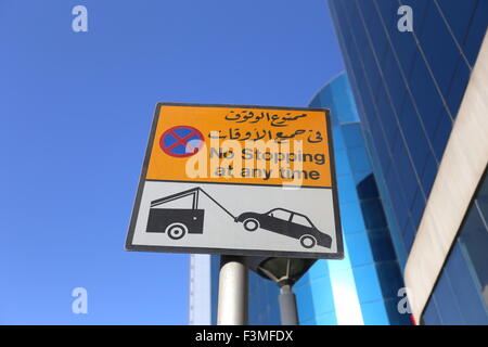 Sign in arabo e in inglese che indica assenza di fermarsi in qualsiasi momento, Manama, Regno del Bahrein Foto Stock