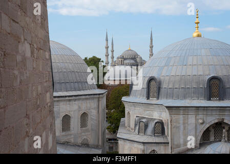 Vista della Moschea Blu da Haghia Sophia (Ayasofya Camii )Istanbul, Turchia Foto Stock