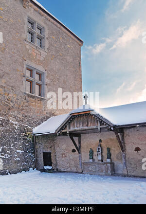 Frammento delle mura intorno al castello di Gruyeres in Svizzera. È un importante centro turistico nella valle superiore del fiume Saane, e dà il suo nome al ben noto formaggio gruviera Foto Stock