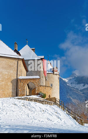 Castello di Gruyeres in Svizzera, situato nella città medievale di Gruyeres, Friburgo, è uno dei più famosi in Svizzera. Si tratta di un patrimonio svizzero sito di importanza nazionale Foto Stock