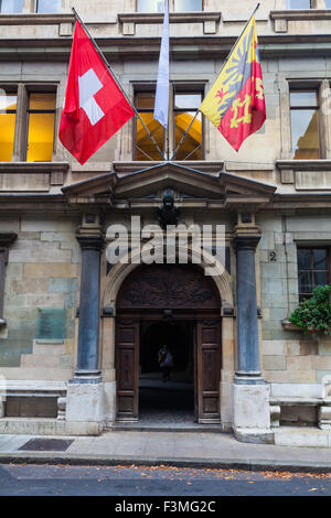 Lo stile della porta per le strade della città vecchia di Ginevra Foto Stock