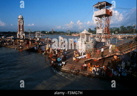 La gente di balneazione e rendendo puja su Ganga Ghat in Haridwar in India. Haridwar, Uttaranchal, India, uno dei più famosi e più Foto Stock