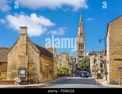 Vista su Tower Bridge verso la chiesa di Santa Maria, Stamford, Lincolnshire, England, Regno Unito Foto Stock