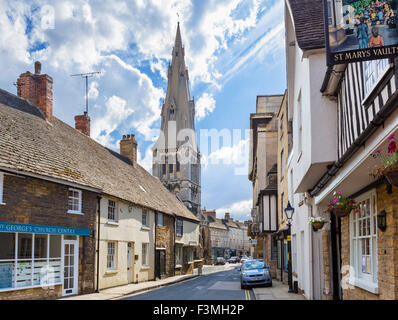 St Mary Street e la chiesa di Santa Maria, Stamford, Lincolnshire, England, Regno Unito Foto Stock