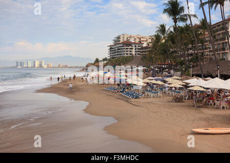 Spiaggia Vista da Los Muertos Pier Puerto Vallarta, Messico Foto Stock